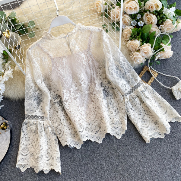 Moodne naiste särk pitsi, lootosevarrukate ja ovaalse kaelusega