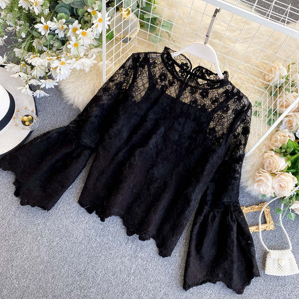 Moodne naiste särk pitsi, lootosevarrukate ja ovaalse kaelusega