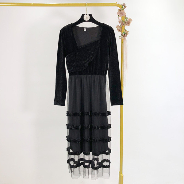 Moodne musta värvi pikkade varrukate ja tülliga sametkleit asümmeetrilise kaelusega