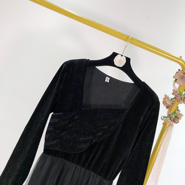 Moodne musta värvi pikkade varrukate ja tülliga sametkleit asümmeetrilise kaelusega