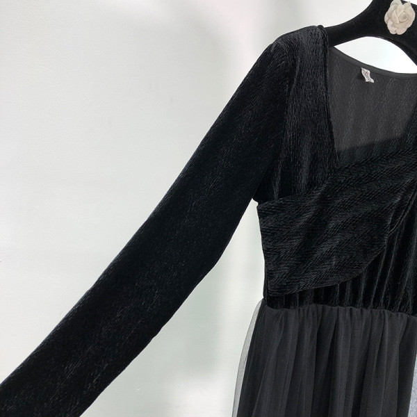 Moodne musta värvi pikkade varrukate ja tülliga sametkleit asümmeetrilise kaelusega