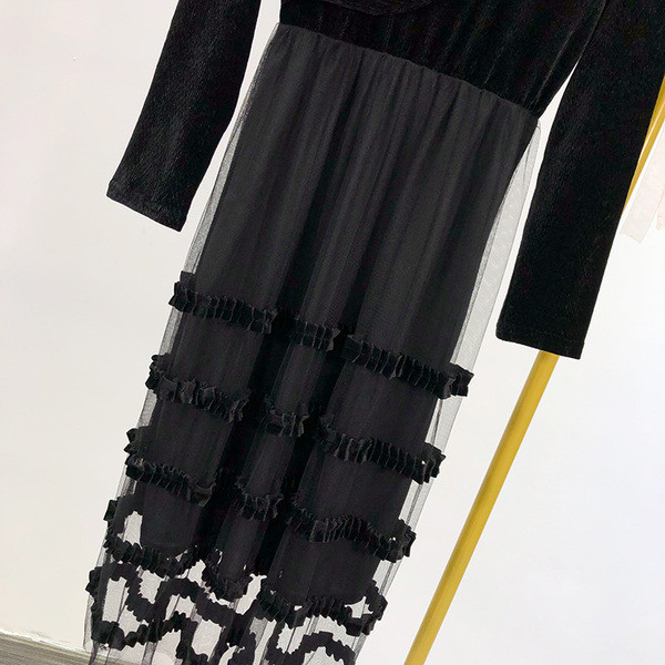 Moodne musta värvi pikkade varrukate ja tülliga sametkleit asümmeetrilise kaelusega