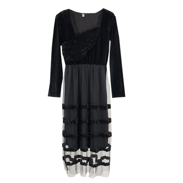 Moodne musta värvi pikkade varrukate ja tülliga sametkleit asümmeetrilise kaelusega