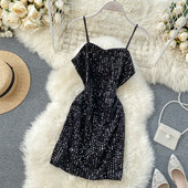 Модерна дамска рокля с тънки презрамки и пайети в черен цвят