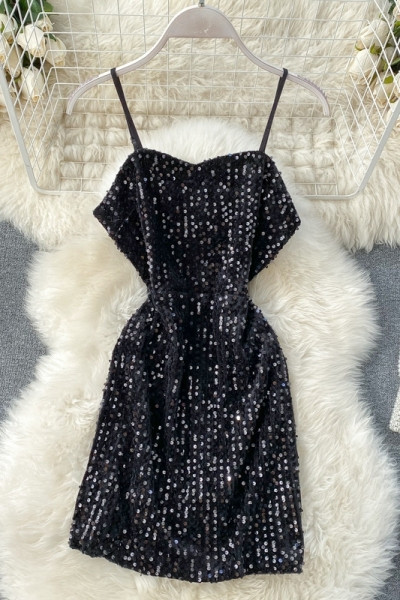 Модерна дамска рокля с тънки презрамки и пайети в черен цвят
