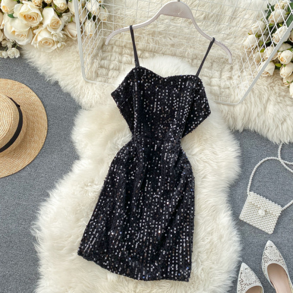 Модерна дамска рокля с тънки презрамки и пайети в черен цвят