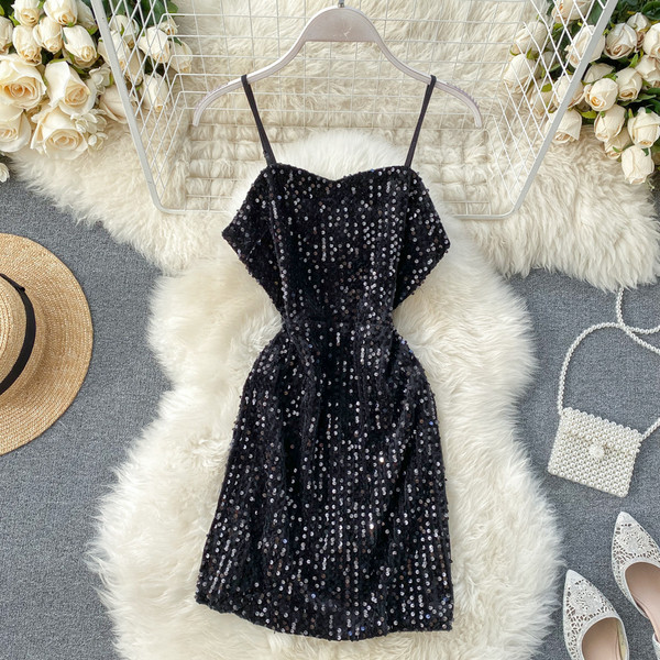 Модерна дамска рокля с тънки презрамки и пайети в черен цвят