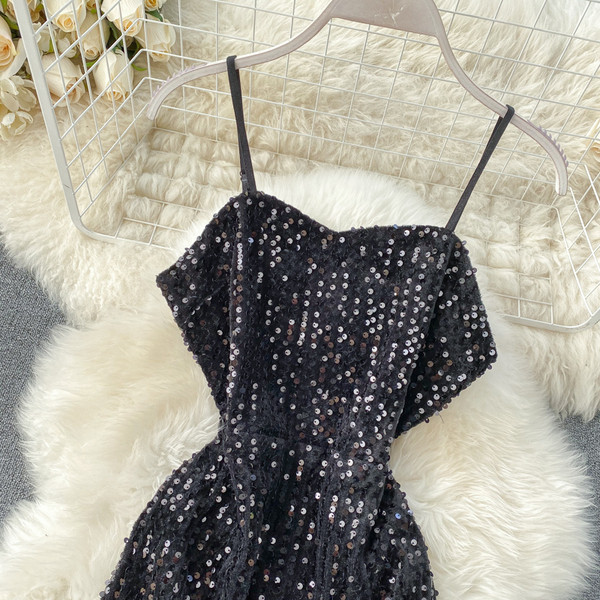 Модерна дамска рокля с тънки презрамки и пайети в черен цвят