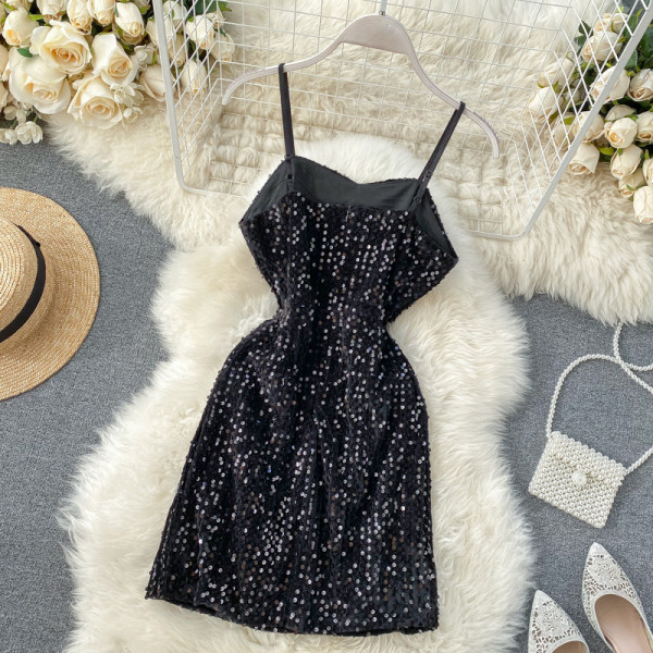 Модерна дамска рокля с тънки презрамки и пайети в черен цвят