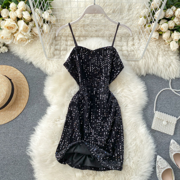 Модерна дамска рокля с тънки презрамки и пайети в черен цвят