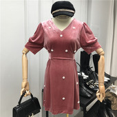 Кадифена дамска рокля с колан на талията, V-образно деколте и перли във формата на цветя