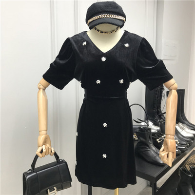 Кадифена дамска рокля с колан на талията, V-образно деколте и перли във формата на цветя