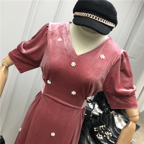 Кадифена дамска рокля с колан на талията, V-образно деколте и перли във формата на цветя