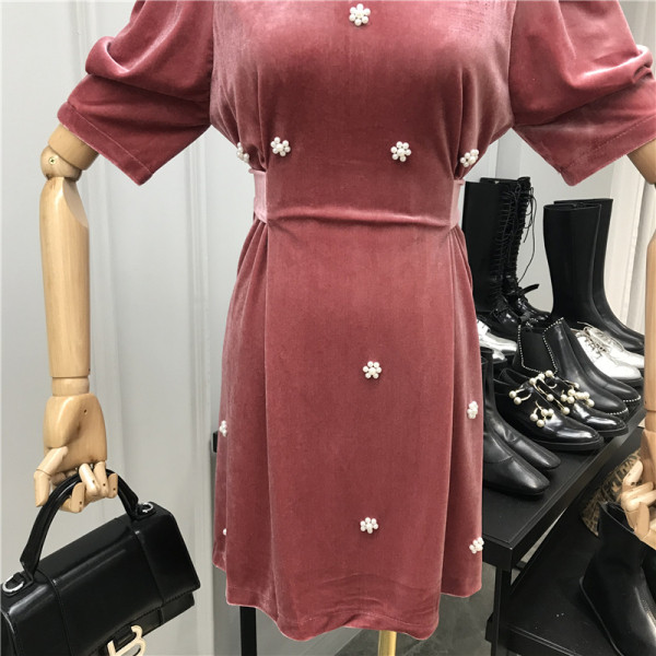 Кадифена дамска рокля с колан на талията, V-образно деколте и перли във формата на цветя