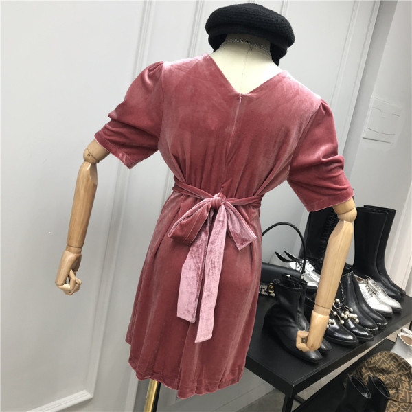 Кадифена дамска рокля с колан на талията, V-образно деколте и перли във формата на цветя