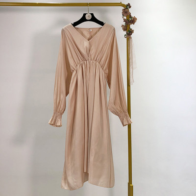 Дълга разкроена рокля с  V-образно деколте и висока ластична талия