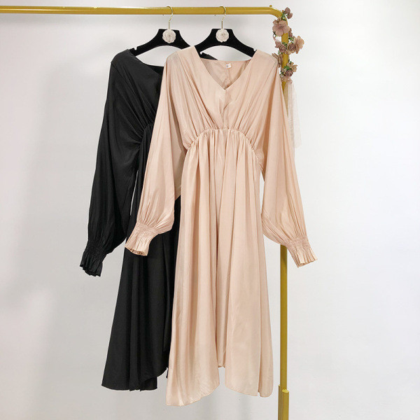 Дълга разкроена рокля с  V-образно деколте и висока ластична талия 