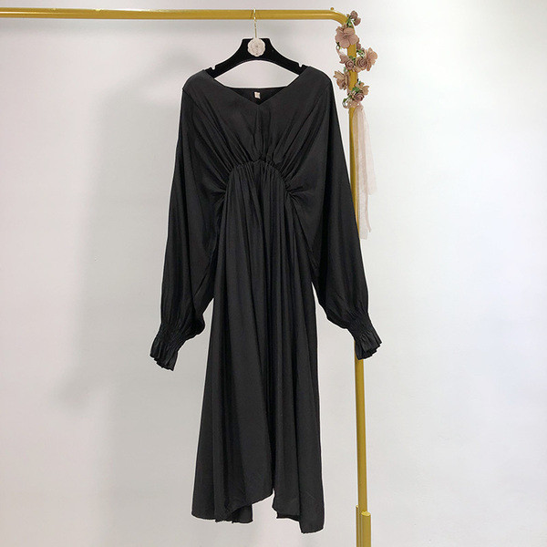 Дълга разкроена рокля с  V-образно деколте и висока ластична талия 