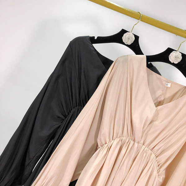 Дълга разкроена рокля с  V-образно деколте и висока ластична талия 