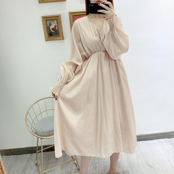 Дълга разкроена рокля с  V-образно деколте и висока ластична талия 