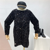 Блестяща черна рокля с пайети, обло деколте и дълъг ръкав