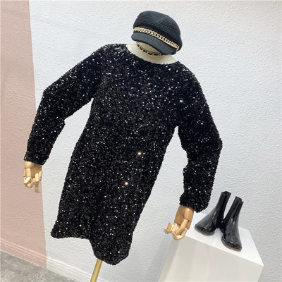 Блестяща черна рокля с пайети, обло деколте и дълъг ръкав