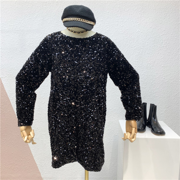 Блестяща черна рокля с пайети, обло деколте и дълъг ръкав