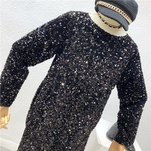 Блестяща черна рокля с пайети, обло деколте и дълъг ръкав