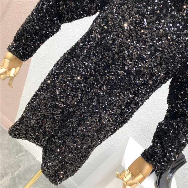 Блестяща черна рокля с пайети, обло деколте и дълъг ръкав