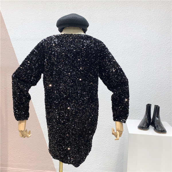 Блестяща черна рокля с пайети, обло деколте и дълъг ръкав