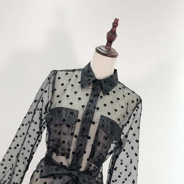 Тънка прозрачна риза от тюл с джобове и колан в черен цвят