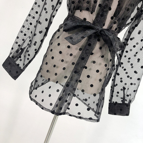 Тънка прозрачна риза от тюл с джобове и колан в черен цвят