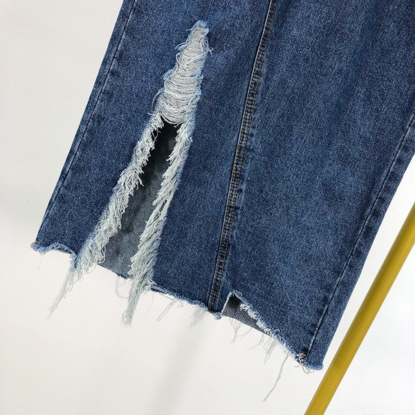 Дълга дънкова пола с висока талия и скъсан мотив в син цвят