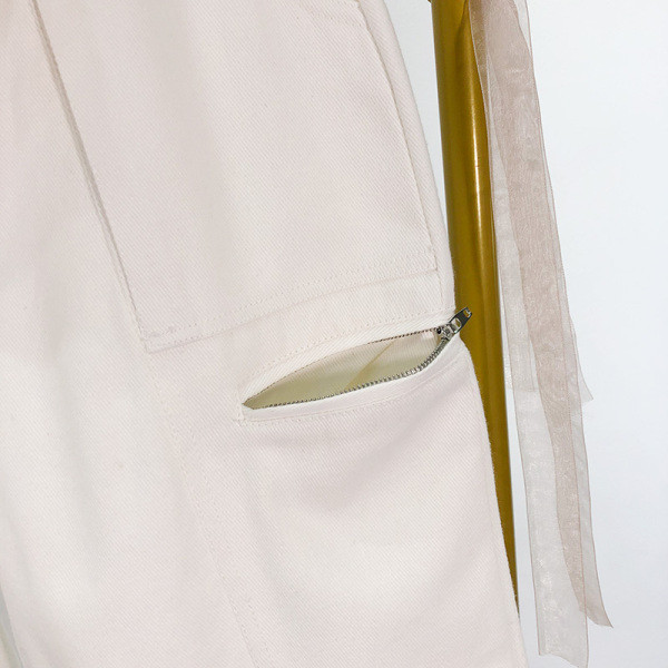 Дамски широк панталон с висока талия и джобове с цип в бял цвят