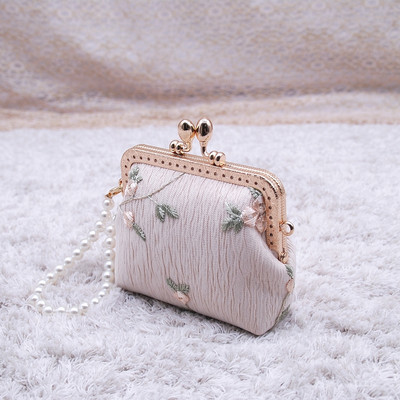 Μικρό πορτοφόλι ρετρό στυλ με κεντήματα και διακόσμηση πέρλες σε μπεζ και λευκό χρώμα
