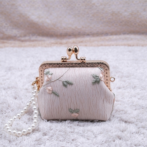 Μικρό πορτοφόλι ρετρό στυλ με κεντήματα και διακόσμηση πέρλες σε μπεζ και λευκό χρώμα