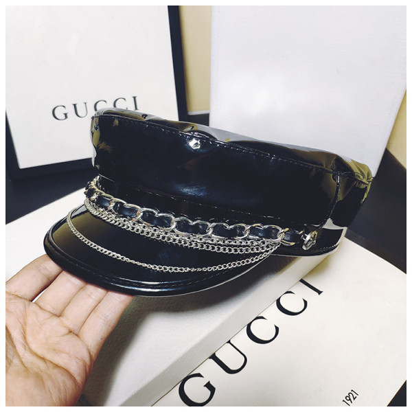 Актуален кожен дамски каскет с метални верижки в два цвята