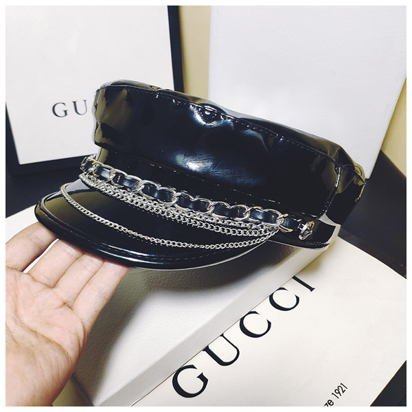 Актуален кожен дамски каскет с метални верижки в два цвята