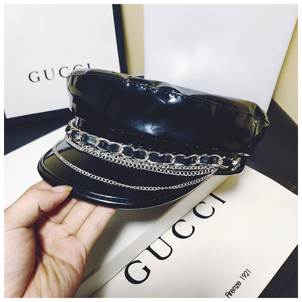 Актуален кожен дамски каскет с метални верижки в два цвята