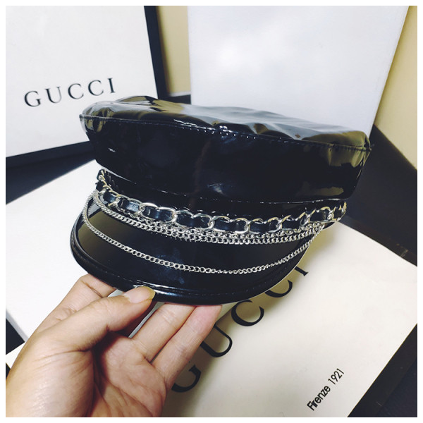 Актуален кожен дамски каскет с метални верижки в два цвята