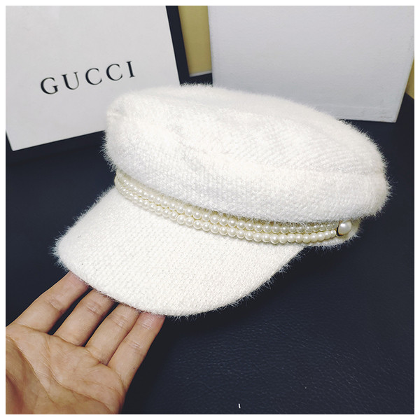 Trijų spalvų žieminė pliušinė moteriška kepurė su perlų apdaila