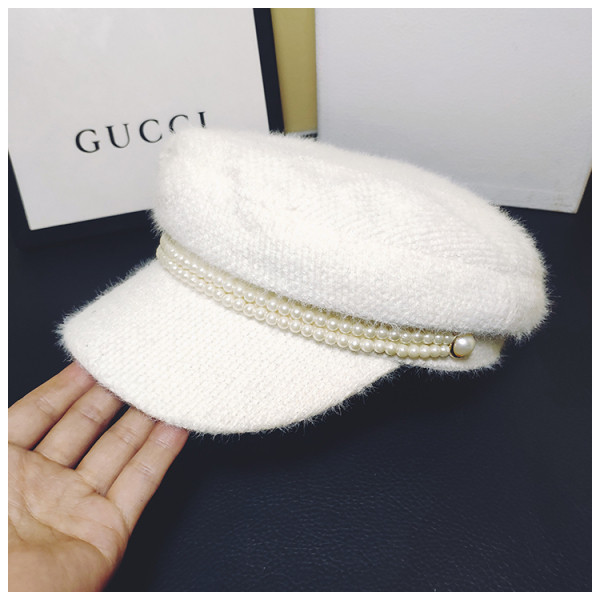 Trijų spalvų žieminė pliušinė moteriška kepurė su perlų apdaila