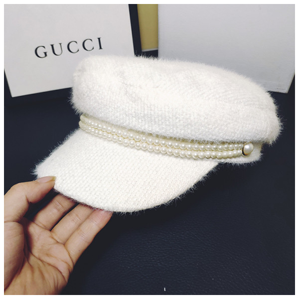 Trijų spalvų žieminė pliušinė moteriška kepurė su perlų apdaila