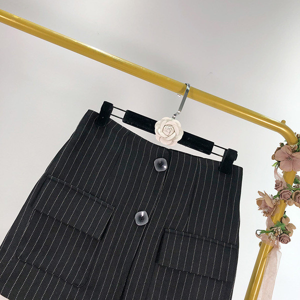 Къса раирана пола с къдри и копчета в черен цвят