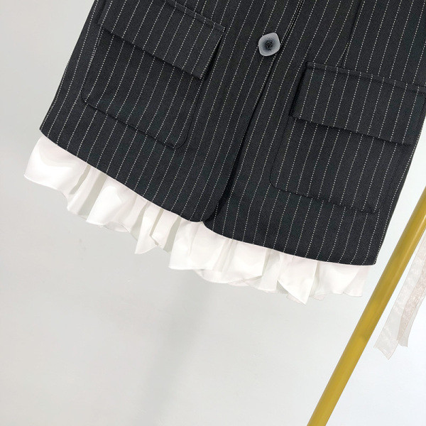 Къса раирана пола с къдри и копчета в черен цвят