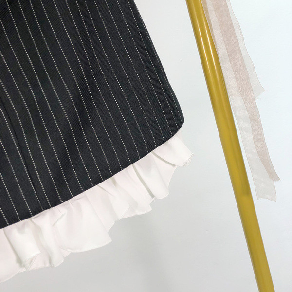 Къса раирана пола с къдри и копчета в черен цвят