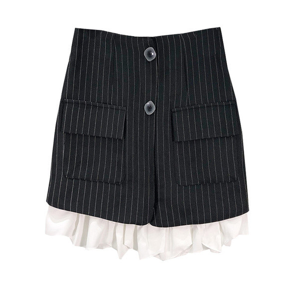 Къса раирана пола с къдри и копчета в черен цвят