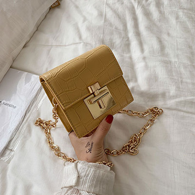 Малка дамска чанта в квадратна форма с дълга дръжка за рамо в четири цвята