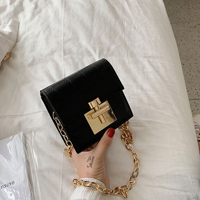 Малка дамска чанта в квадратна форма с дълга дръжка за рамо в четири цвята