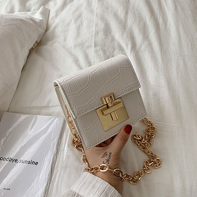 Малка дамска чанта в квадратна форма с дълга дръжка за рамо в четири цвята